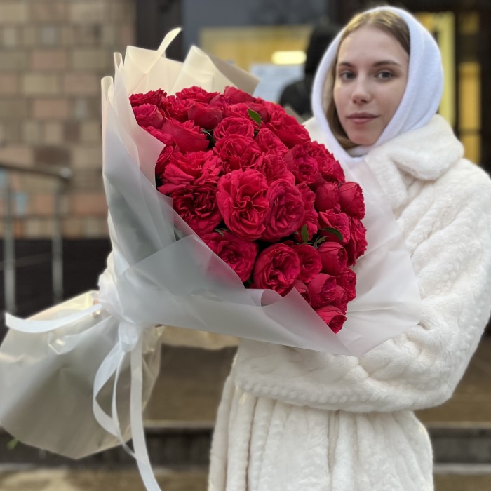 25 красных пионовидных кустовых роз Ред Пиано 70 см