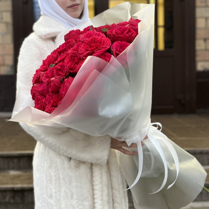 25 красных пионовидных кустовых роз Ред Пиано 70 см