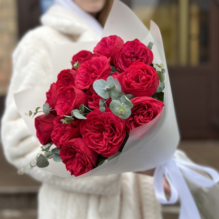 7 красных кустовых роз Ред Пиано 40 см с эвкалиптом