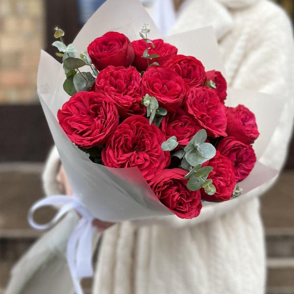 7 красных кустовых роз Ред Пиано 60 см с эвкалиптом