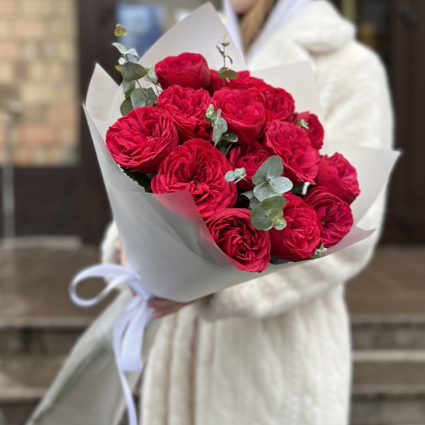 7 красных кустовых пионовидных роз Ред Пиано 70 см с эвкалиптом