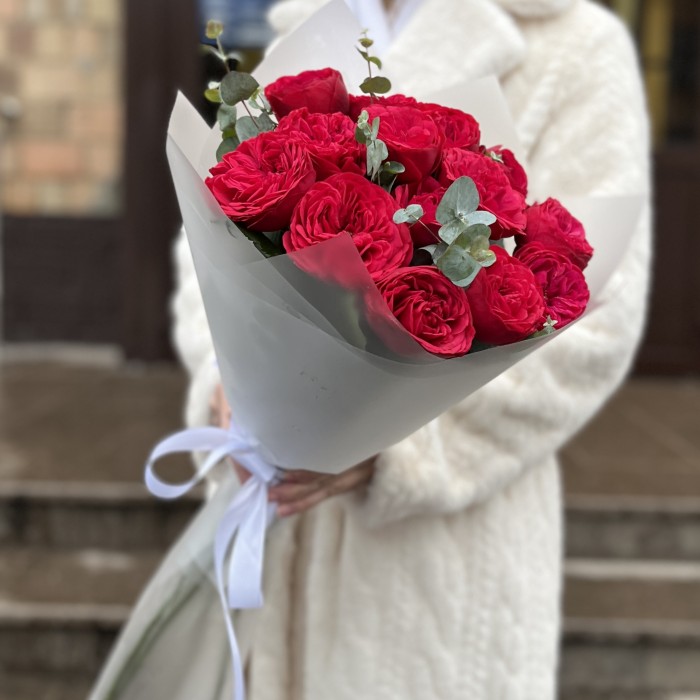 7 красных кустовых пионовидных роз Ред Пиано 70 см с эвкалиптом