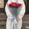 7 красных кустовых роз Ред Пиано 60 см с эвкалиптом