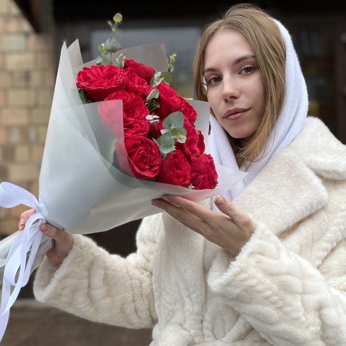 7 красных кустовых пионовидных роз Ред Пиано 70 см с эвкалиптом