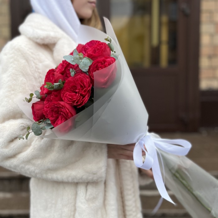 7 красных кустовых пионовидных роз Ред Пиано 70 см с эвкалиптом