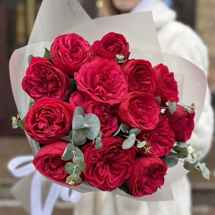 7 красных кустовых пионовидных роз Ред Пиано 70 см с эвкалиптом