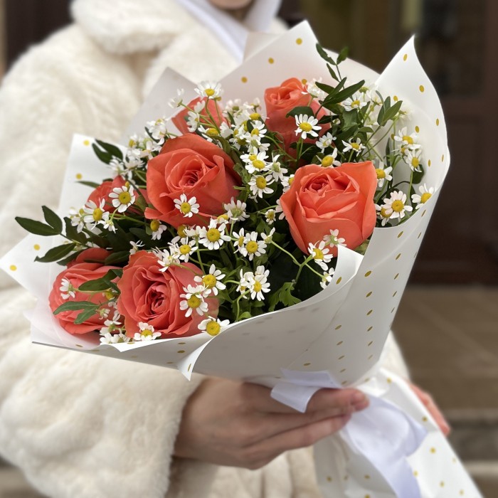 Летний букет коралловых роз с ромашками