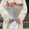 Летний букет коралловых роз с ромашками