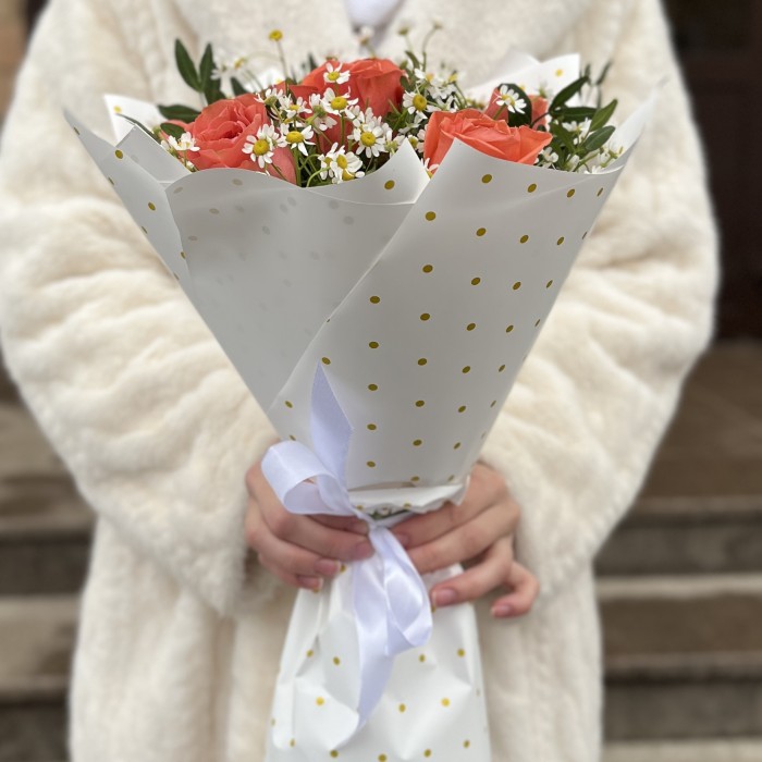 Летний букет коралловых роз с ромашками