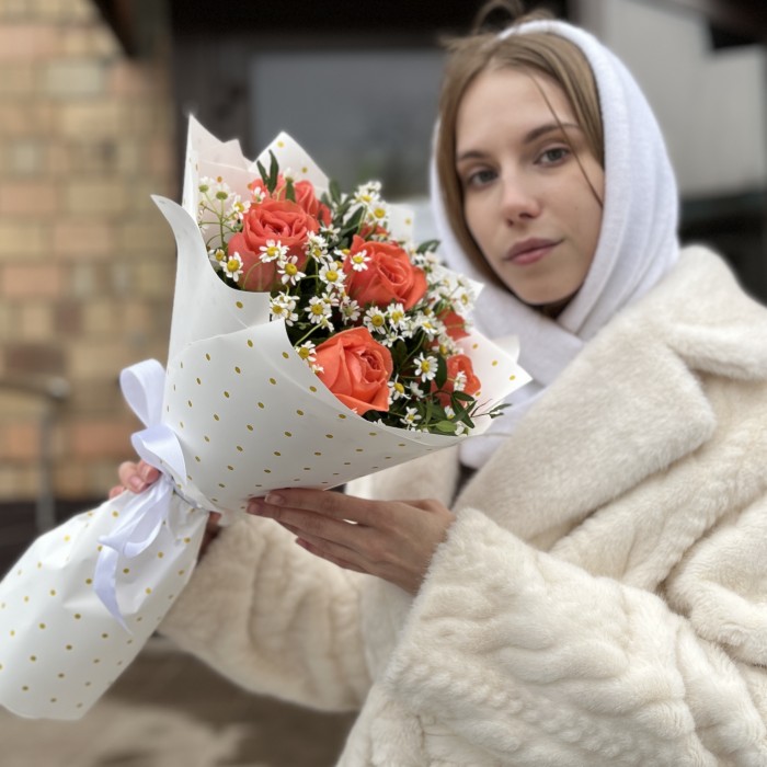 Летний букет коралловых роз с ромашками