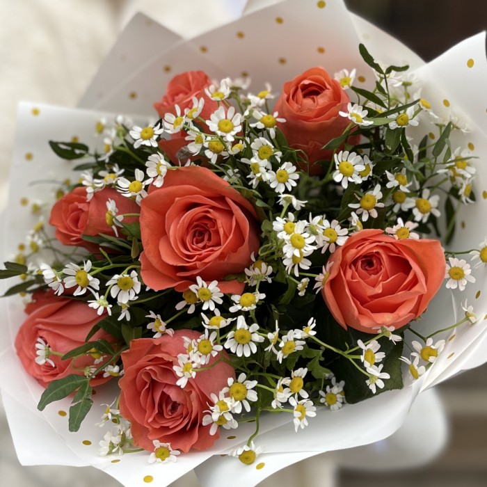 Летний букет коралловых роз с ромашками