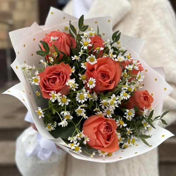 Летний букет коралловых роз с ромашками
