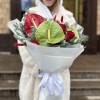 Зимний букет с антуриумами и розами