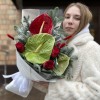 Зимний букет с антуриумами и розами