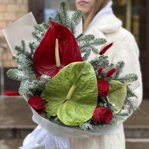 Зимний букет с антуриумами и розами