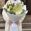 Зимний букет с белым Антуриумом