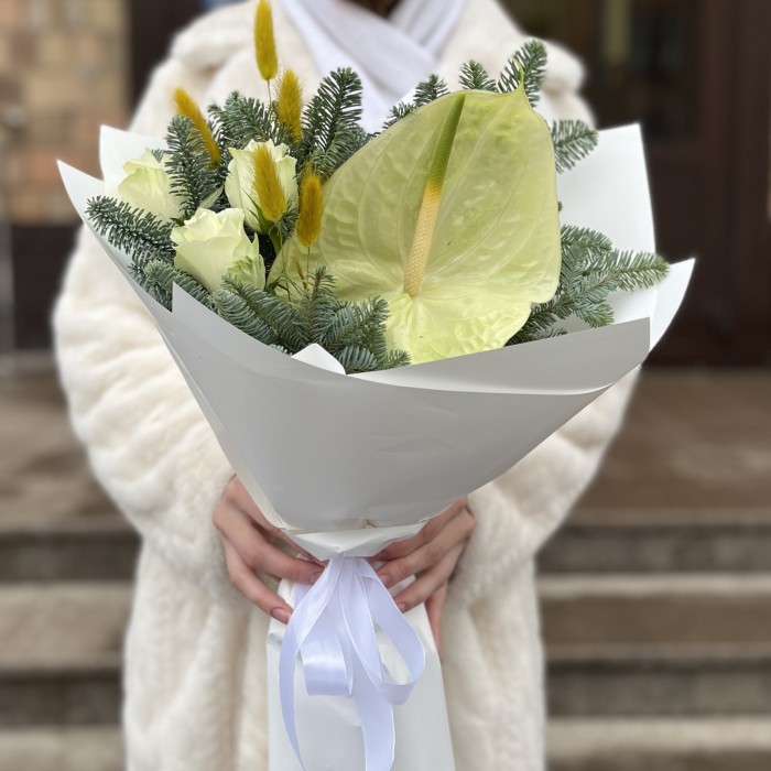 Зимний букет с белым Антуриумом