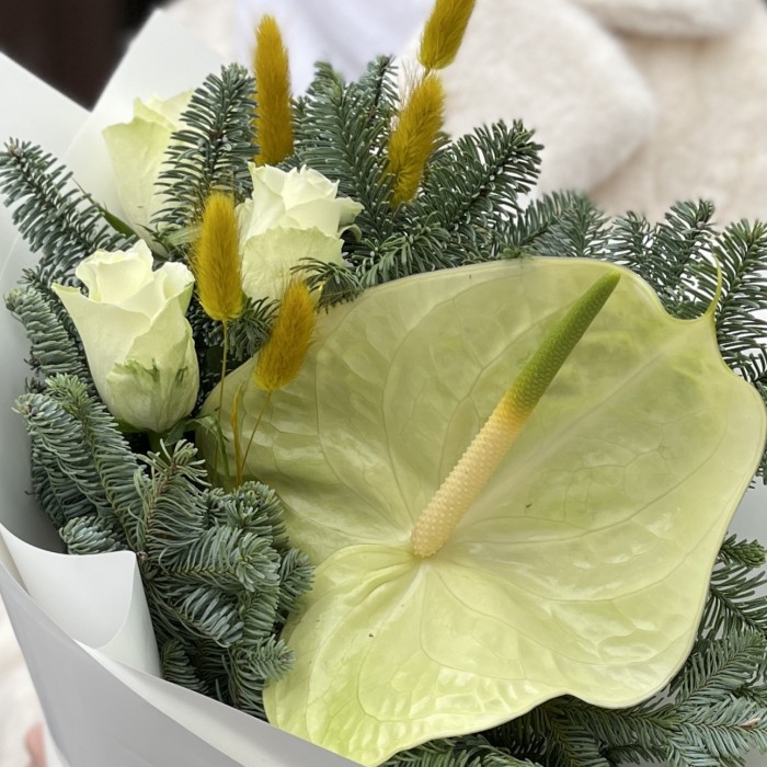 Зимний букет с белым Антуриумом