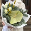 Зимний букет с белым Антуриумом
