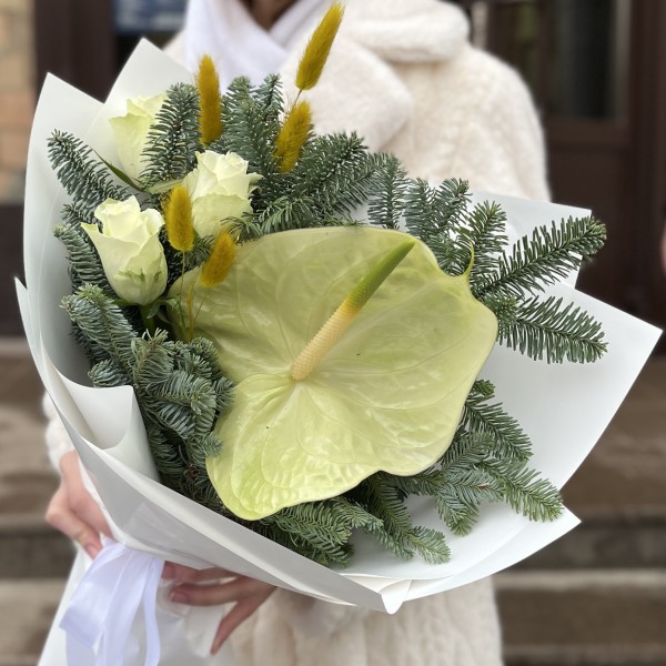 Зимний букет с белым Антуриумом