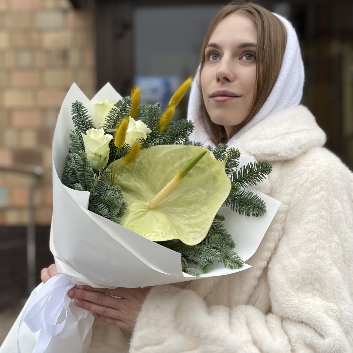 Зимний букет с белым Антуриумом
