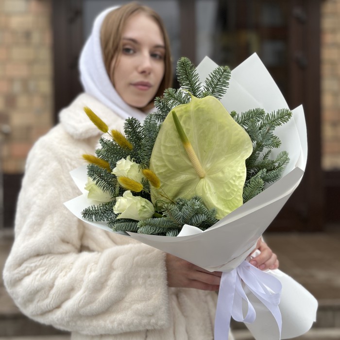 Зимний букет с белым Антуриумом