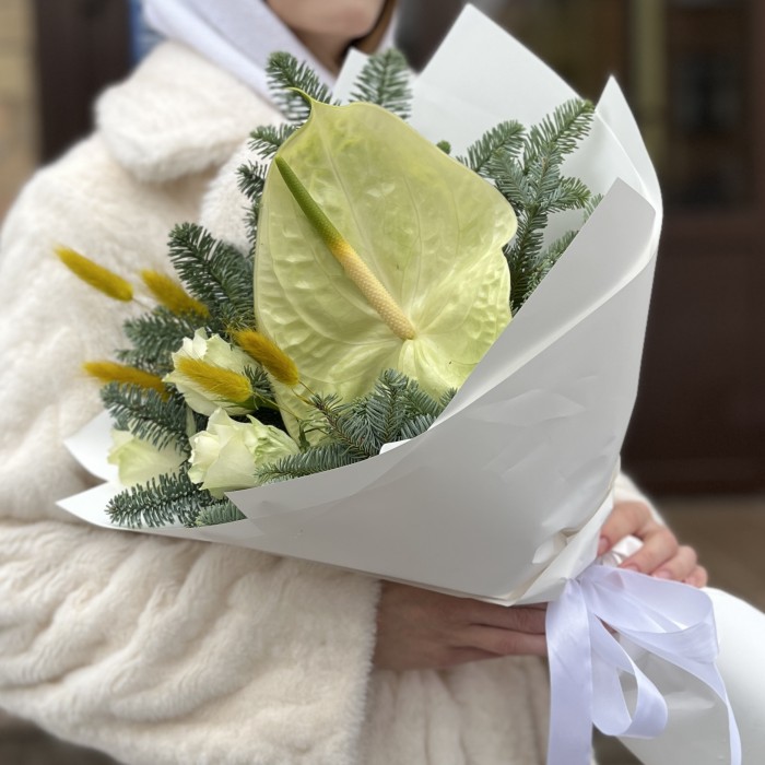 Зимний букет с белым Антуриумом