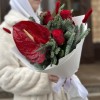 Зимний букет с красным Антуриумом