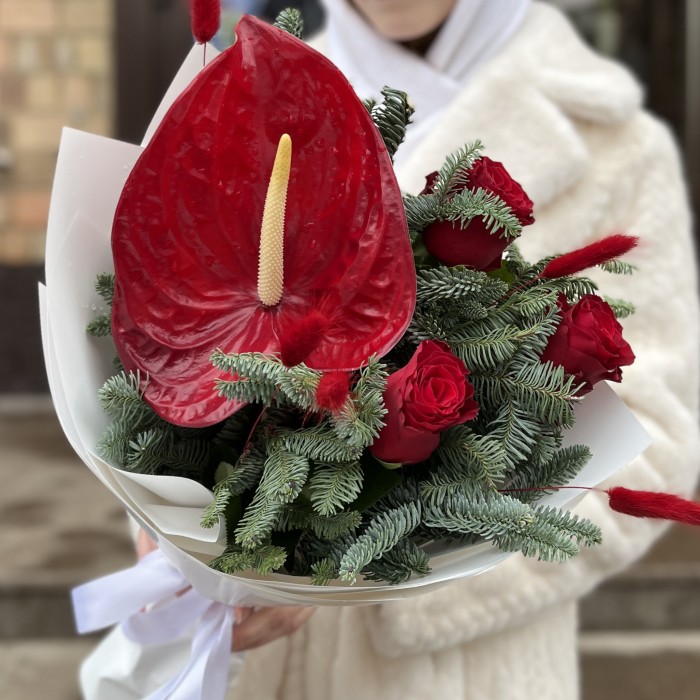 Зимний букет с красным Антуриумом