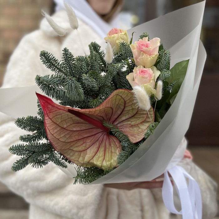 Зимний букет с зелено-розовым Антуриумом