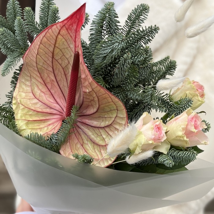 Зимний букет с зелено-розовым Антуриумом