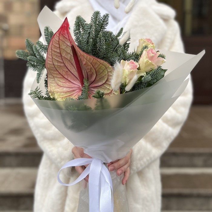 Зимний букет с зелено-розовым Антуриумом
