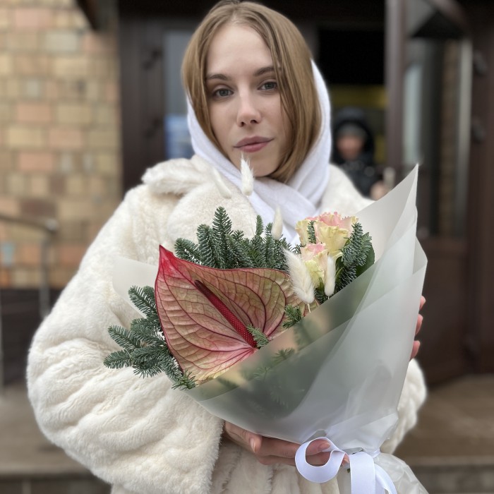 Зимний букет с зелено-розовым Антуриумом