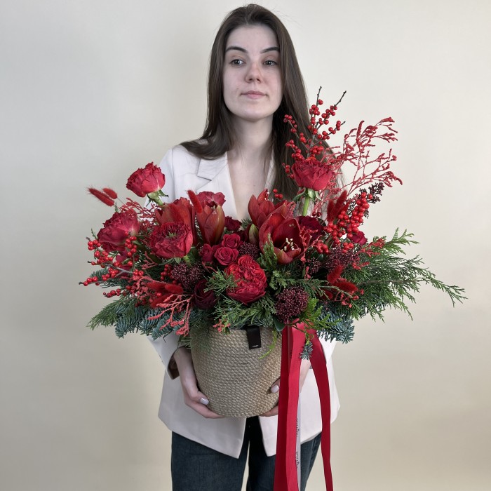 Авторская композиция с красными амариллисами