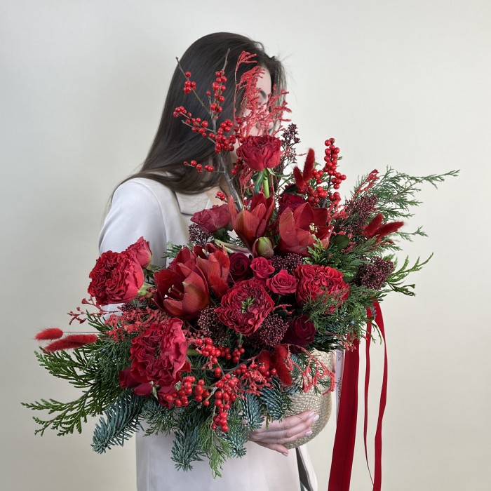 Авторская композиция с красными амариллисами