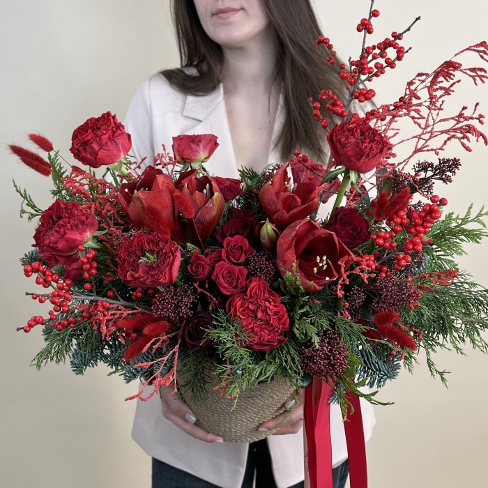 Авторская композиция с красными амариллисами