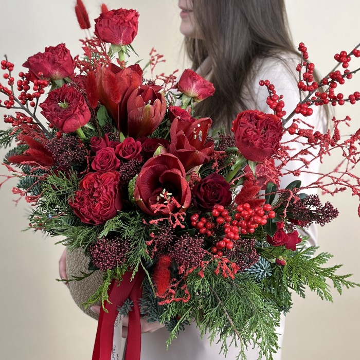 Авторская композиция с красными амариллисами