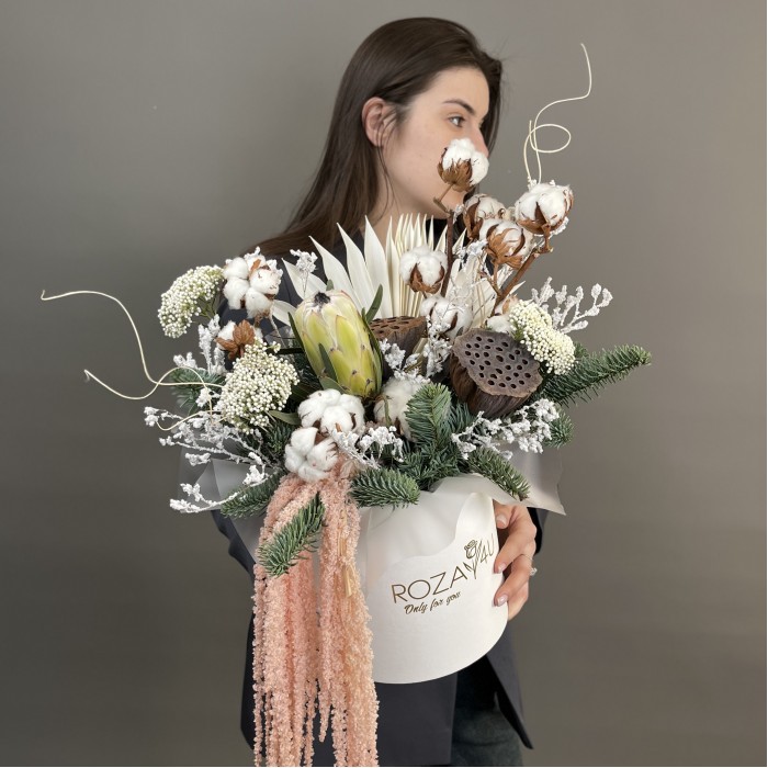 Новогодняя композиция с сухоцветами в коробке