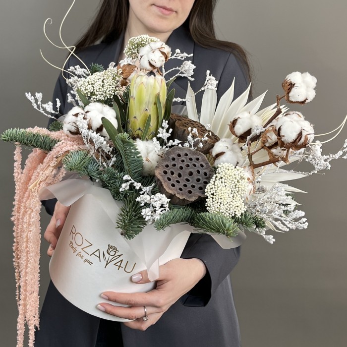 Новогодняя композиция с сухоцветами в коробке