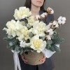 Новогодняя композиция в кашпо с белой розой
