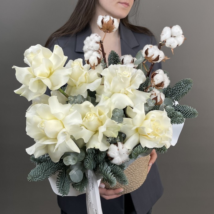 Новогодняя композиция в кашпо с белой розой