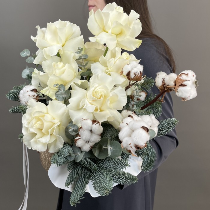 Новогодняя композиция в кашпо с белой розой