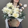 Новогодняя композиция в кашпо с белой розой