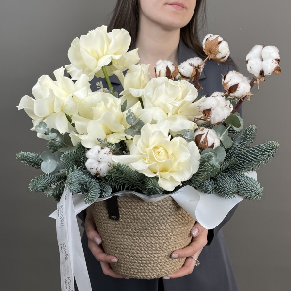 Новогодняя композиция в кашпо с белой розой