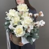 Новогодняя композиция в кашпо с белой розой