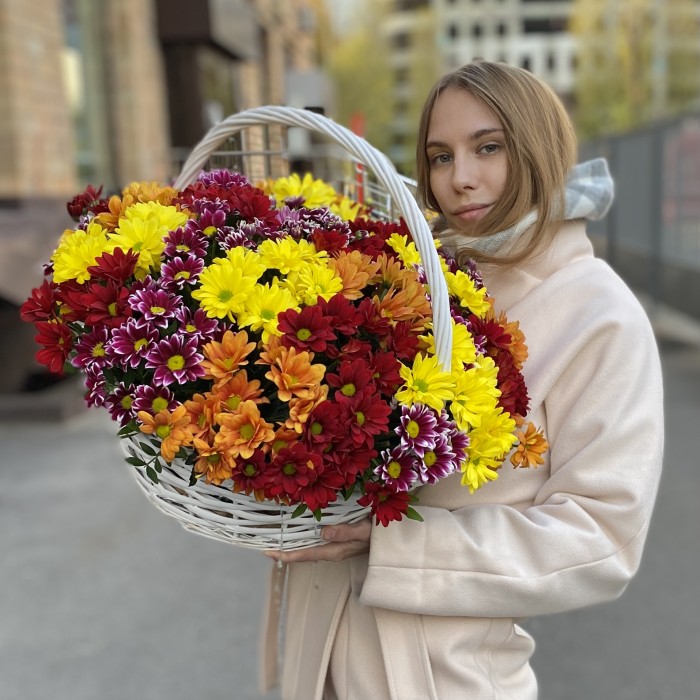 25 кустовых хризантем Яркий Mix в корзине