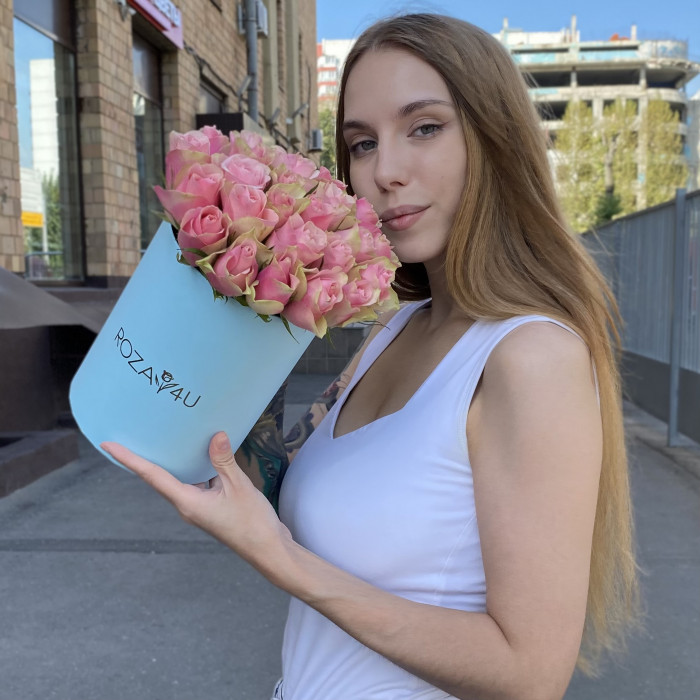 25 розово-зеленых роз Бел-роз в коробке