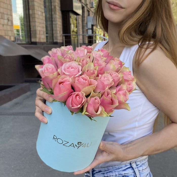 25 розово-зеленых роз Бел-роз в коробке