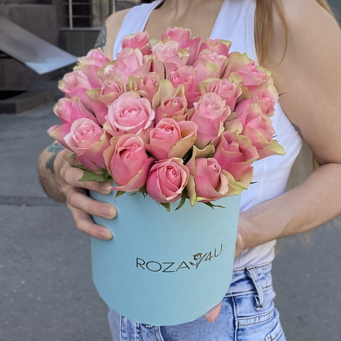 25 розово-зеленых роз Бел-роз в коробке