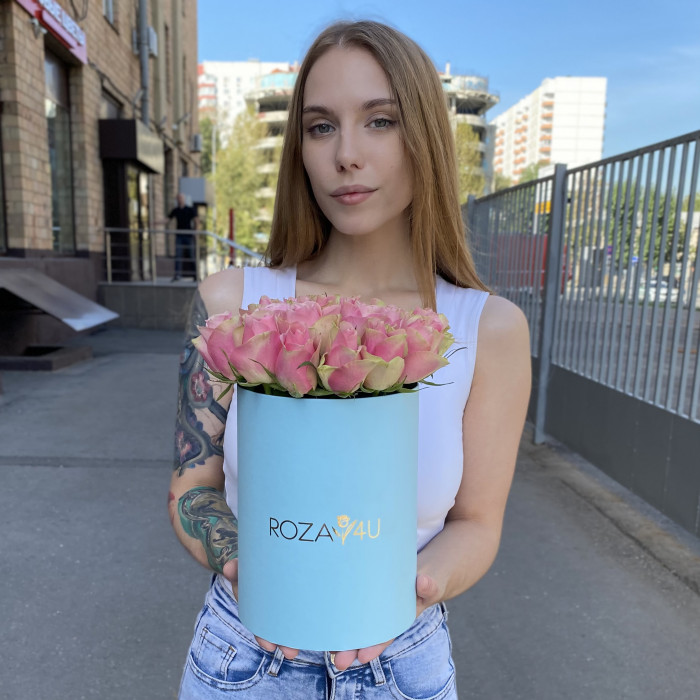 25 розово-зеленых роз Бел-роз в коробке